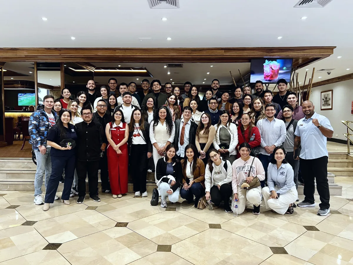 Alumnos de ESP Posgrado Médico Brasil reunidos en un encuentro presencial
