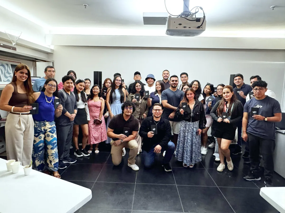 Alumnos de ESP Posgrado Médico Brasil sosteniendo su libreta ESP en una sala de clase
