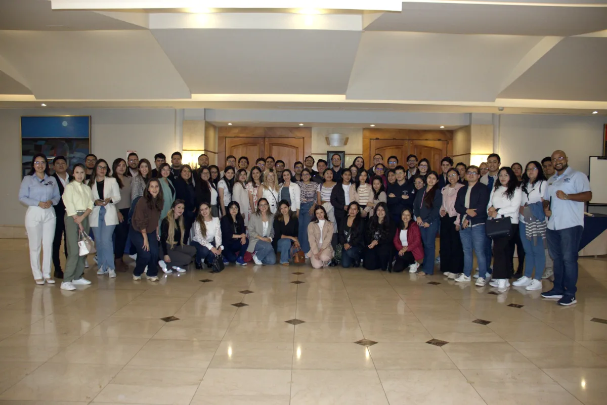 Foto grupal de médicos alumnos y equipo de ESP Posgrado Médico Brasil