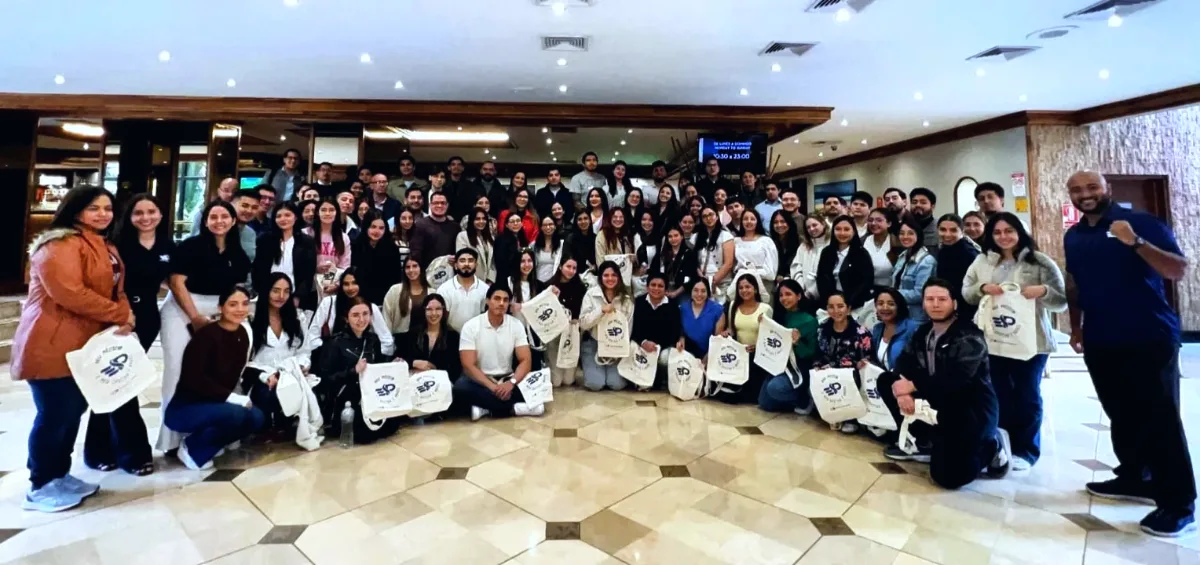 Alumnos de ESP Posgrado Médico Brasil con sus bolsos ESP en un encuentro